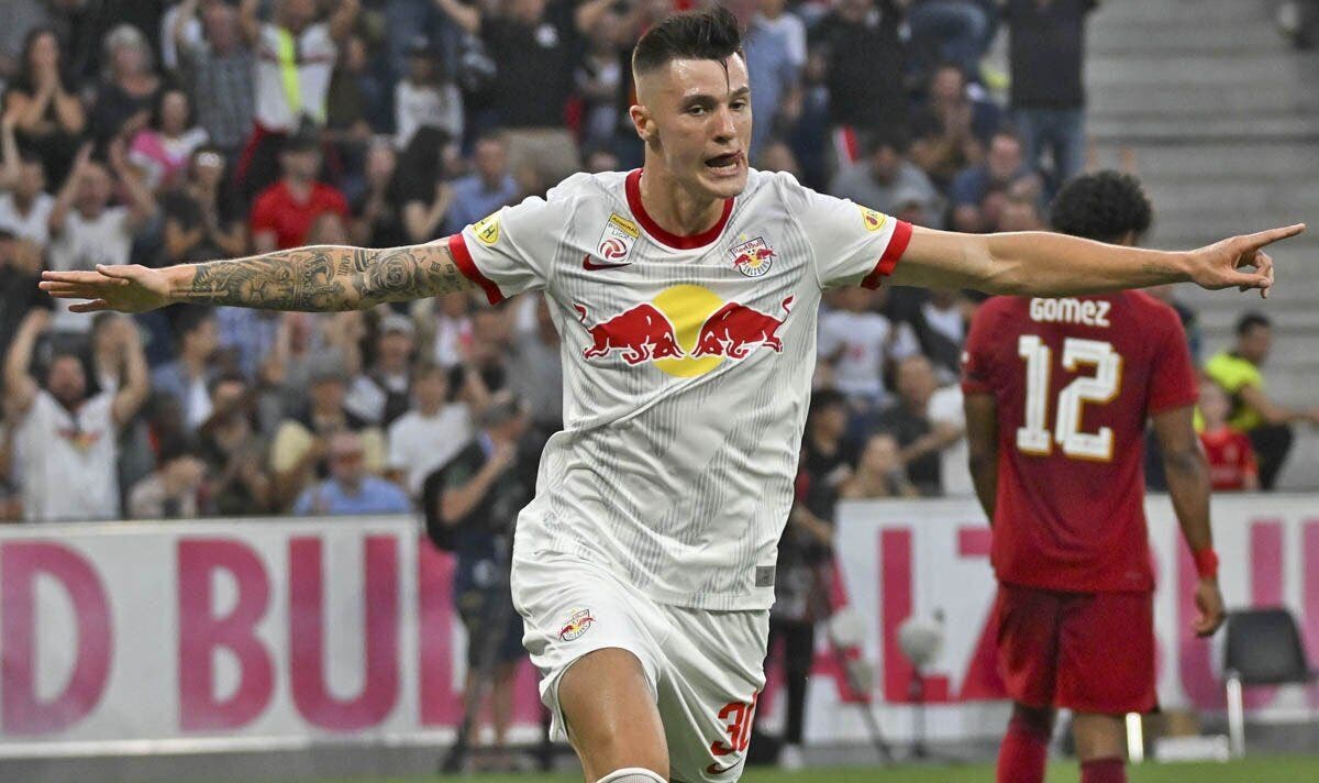  Benjamin Sesko, a Slovenian professional footballer who plays as a striker for Bundesliga club RB Leipzig and the Slovenia national team, celebrates after scoring a goal during a match.
