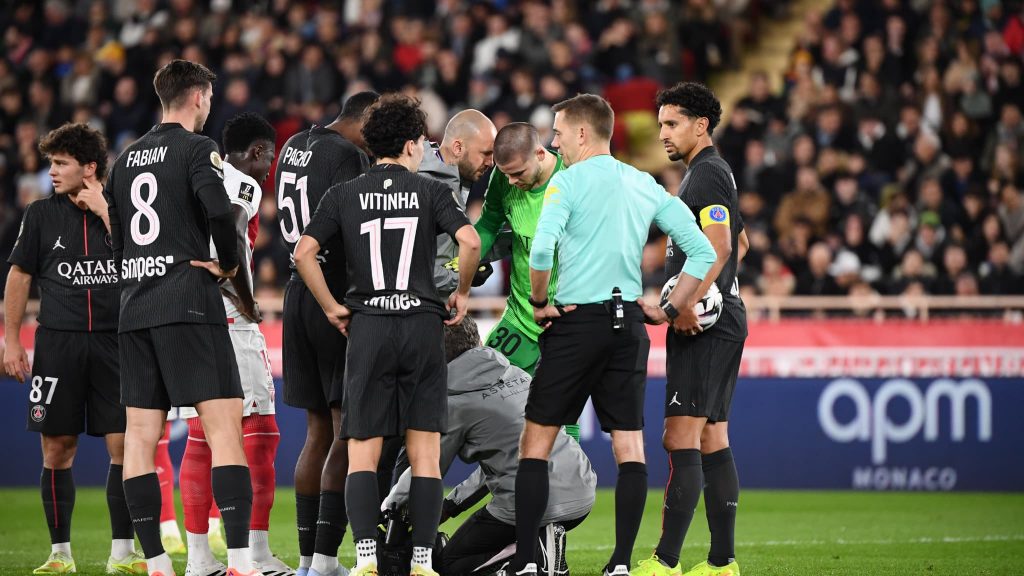 Clement Turpin entoure des Parisiens lors de Monaco PSG le 29 novembre 2025