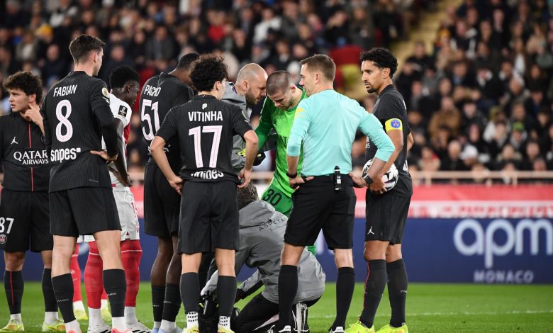 Clement Turpin entoure des Parisiens lors de Monaco PSG le 29 novembre 2025